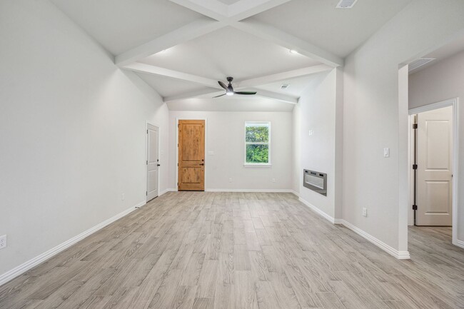 Foto del edificio - COMING SOON! 3/2 with high ceilings & GREA...