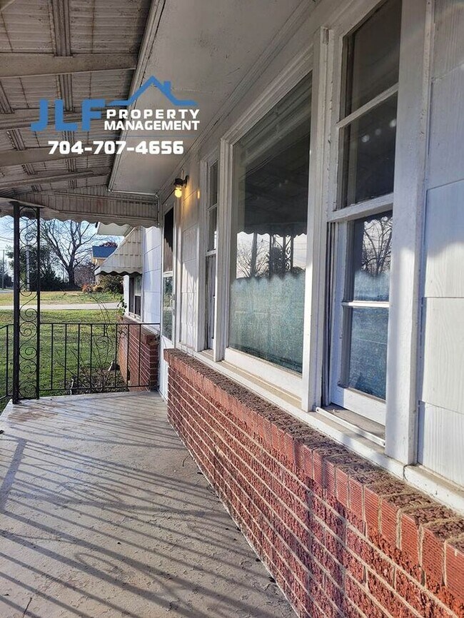 Building Photo - 2/1 Home on Large Flat Lot in Rockwell