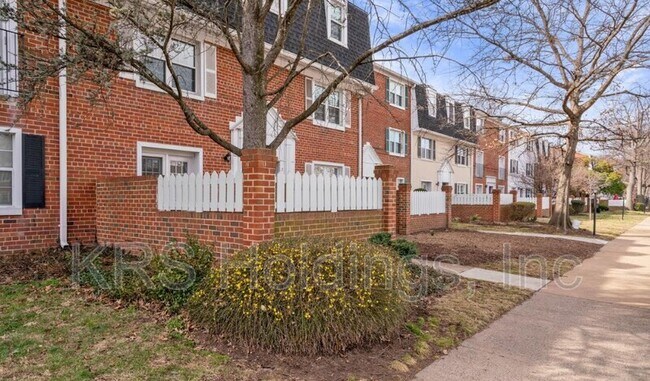 Building Photo - 2846 S Wakefield St
