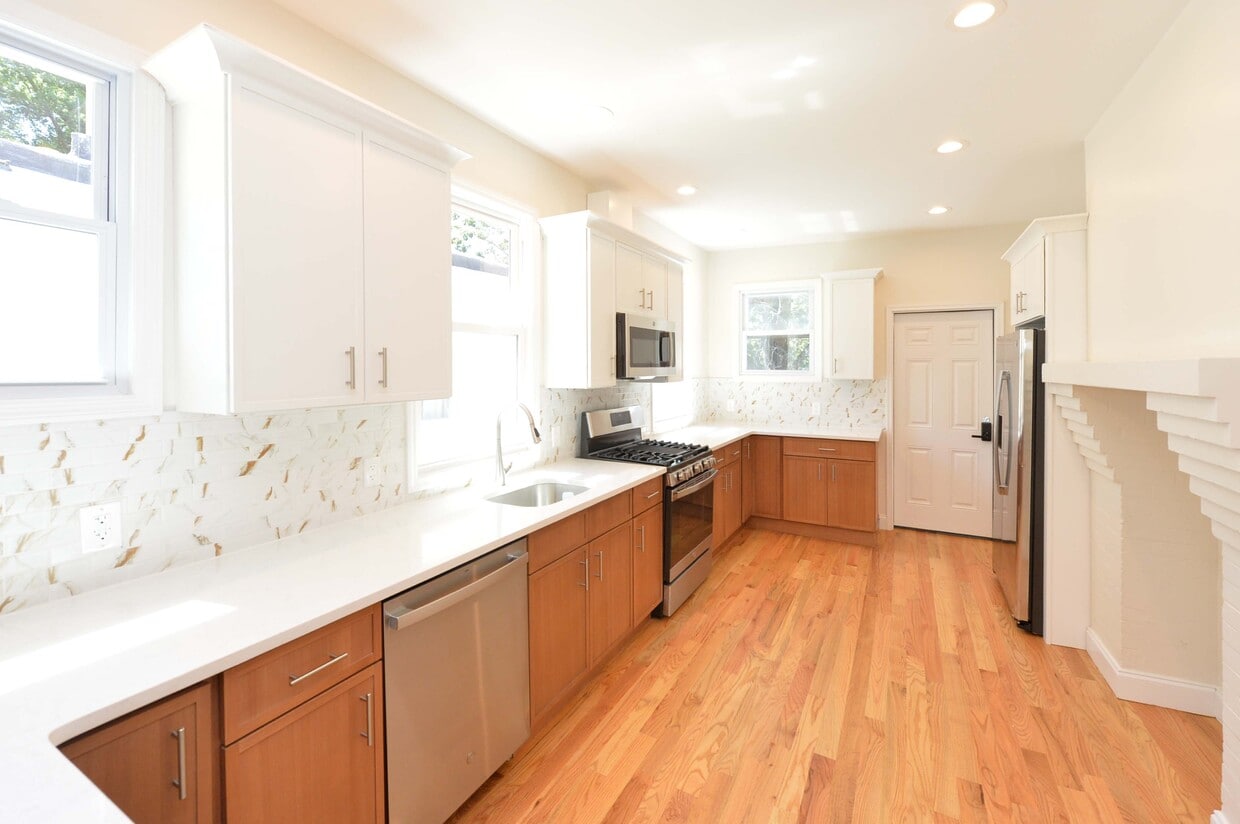 LUXURY KITCHEN - 309 Academy St