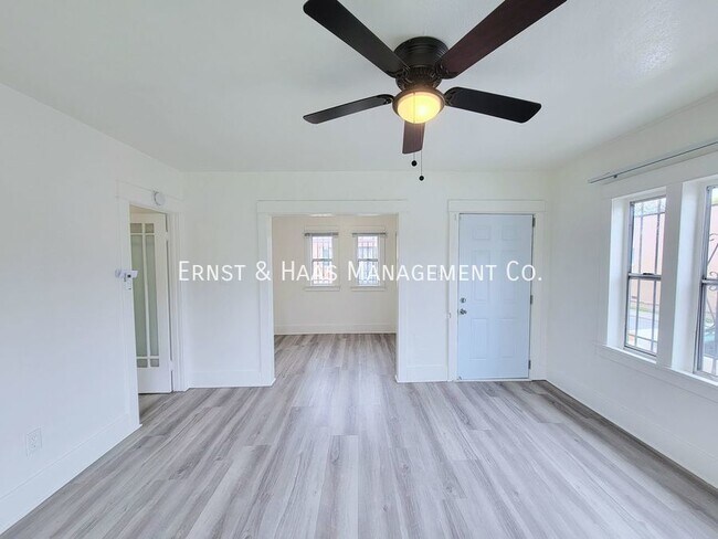 Foto del edificio - Charming 1+ Bedroom California Bungalow home!