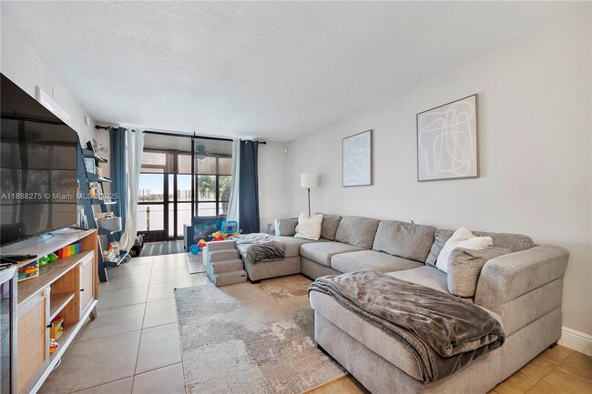 Building Photo - 116 Lake Emerald Dr