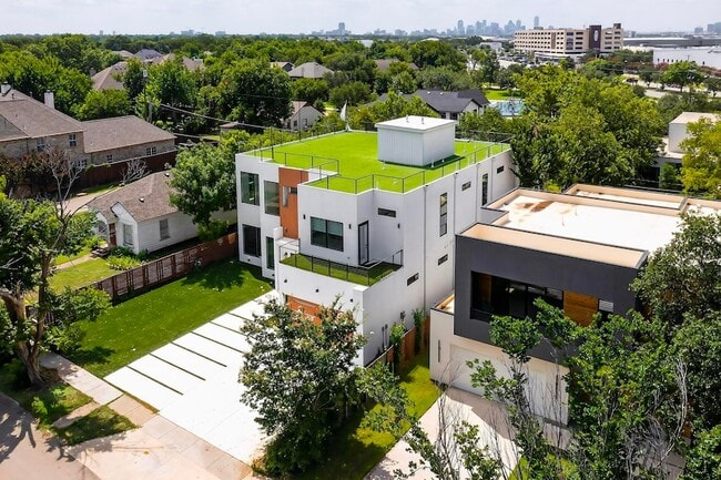 Foto del edificio - 3946 N Cresthaven Rd