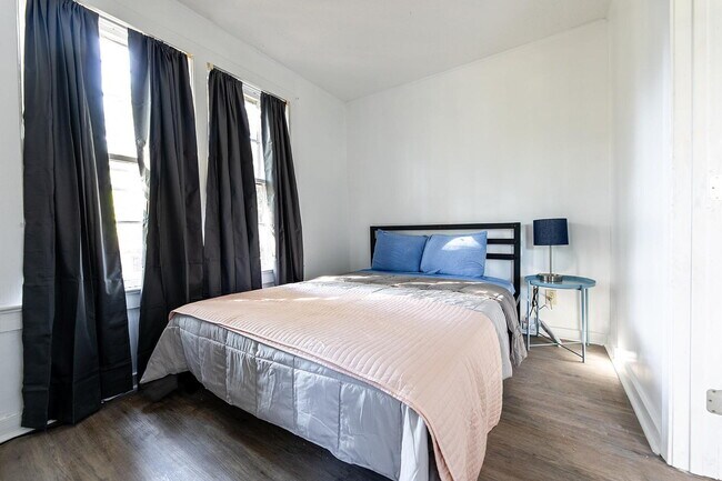 Building Photo - Atlanta Home, a 4 minute walk to bus stop Willingham Dr @ Colville Ave