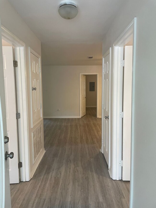 Building Photo - 3 BEDROOM 2 BATH READY FOR YOU!