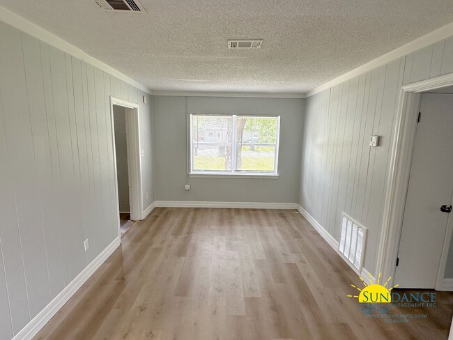 Building Photo - Newly Renovated 2 Bedroom Home in Pensacola!