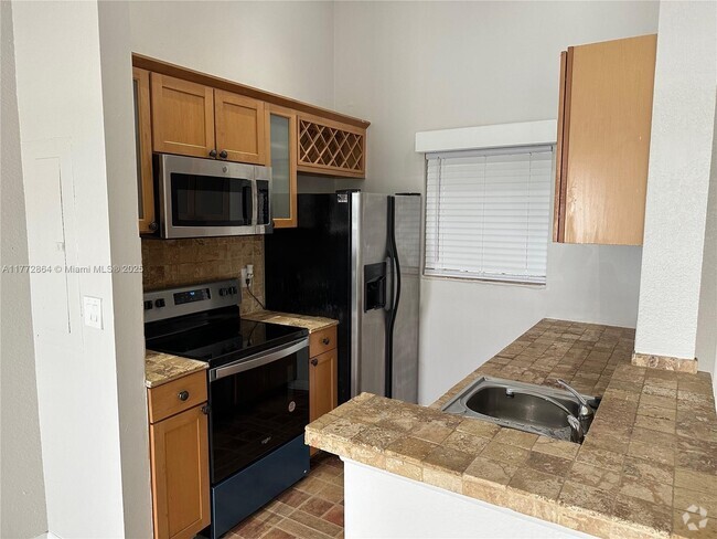 Building Photo - 2831 N Oakland Forest Dr