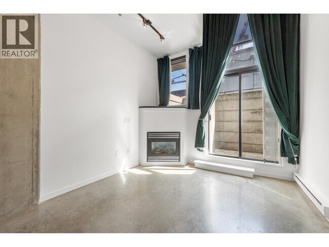 Photo du bâtiment - 428-428 W 8th Ave