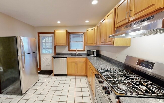 Building Photo - 3 Swains Pond Ave