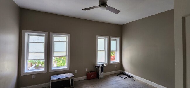 Building Photo - 18 N Saint Bernard St