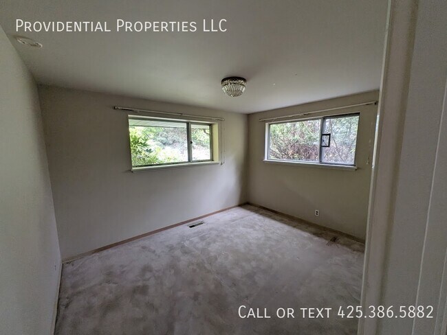 Building Photo - 714 100th Ave SE