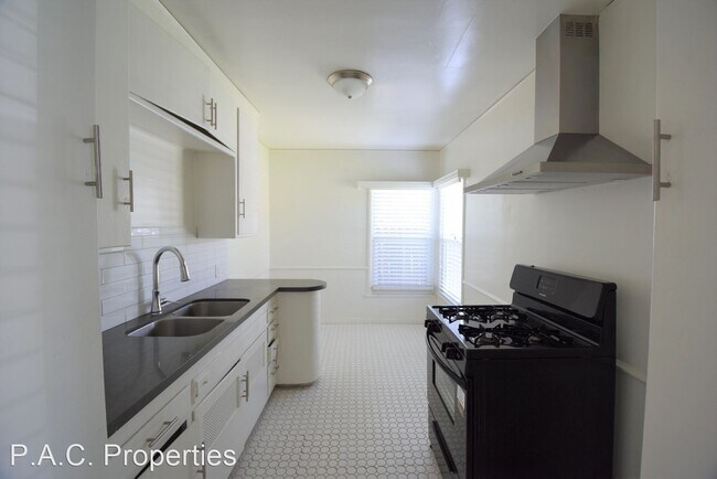 Building Photo - 1 br, 1 bath Apartment - 4751 Kraft Avenue...