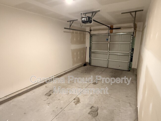 Building Photo - 3200 Tatlock Wy