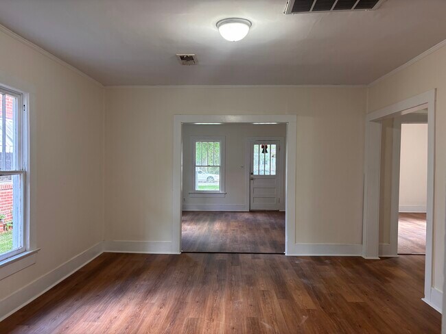 Foto del edificio - 2323 Windsor Ave