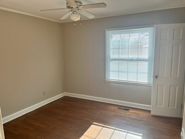 Foto del edificio - 2BR/1BA Cottage in Forest Hills