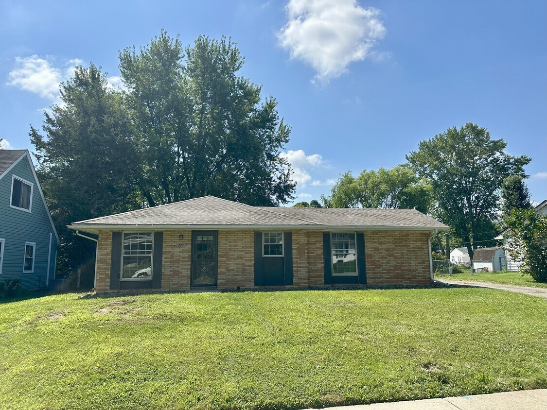 Foto principal - 227 Creekwood Dr