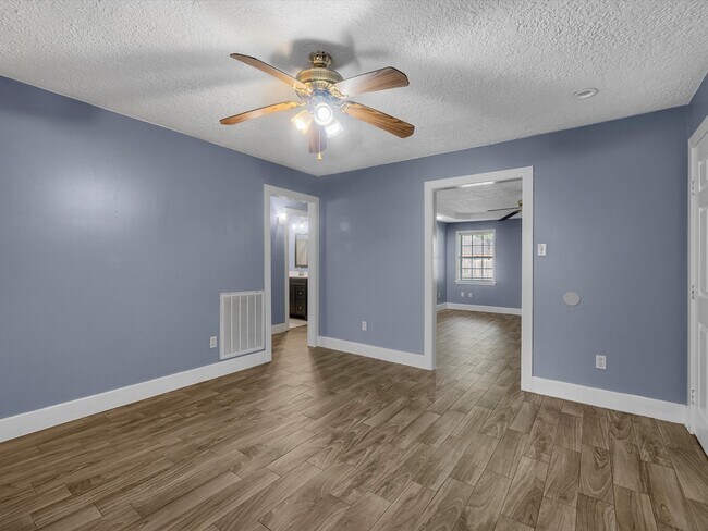 Building Photo - 3010 Glen Spring Dr