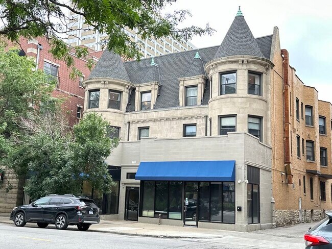 Building Photo - 4715 N Sheridan Rd