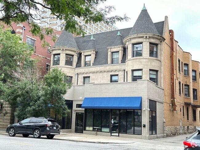 Building Photo - 4715 N Sheridan Rd