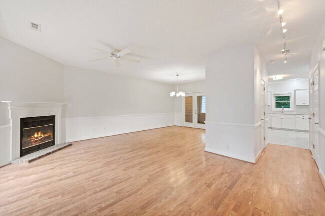 Building Photo - Charming Townhome in Desirable Woodcroft F...