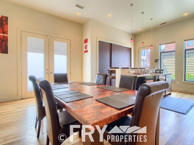 Foto del edificio - Spacious Duplex in the Heart of Downtown
