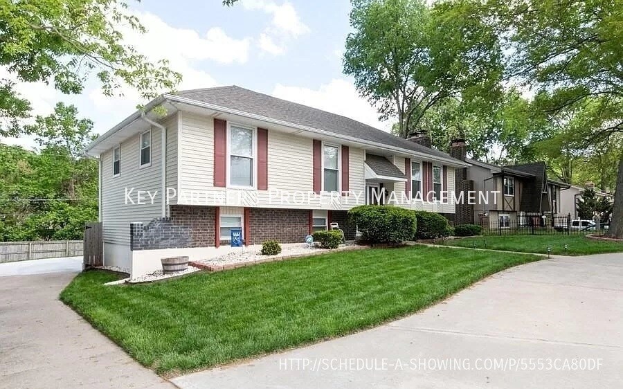 Primary Photo - 7925 N Troost - Spacious!