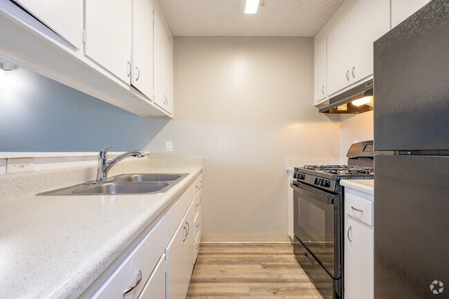 1 dormitorio, 1 baño - 670 pies cuadrados - Cocina - Forest Glenn Apartments