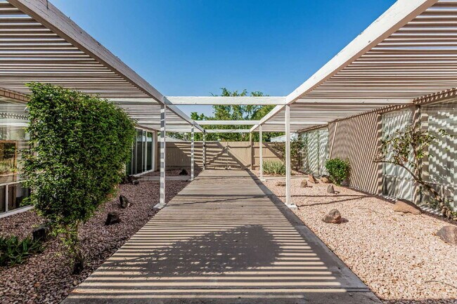 Foto del edificio - Great Location - 2 bed 1 bath Private Yard