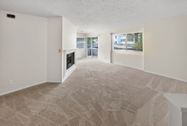 Foto del edificio - ADORABLE 3+2 CORNER UNIT & 2-CAR GARAGE!