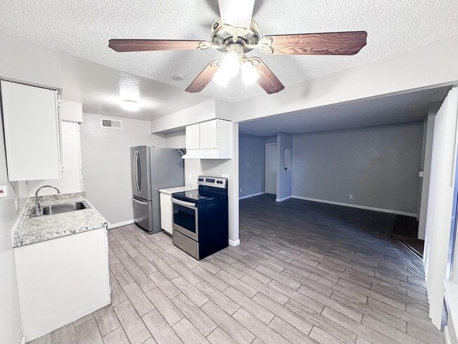 Foto del edificio - 1550 W Ashlan Ave