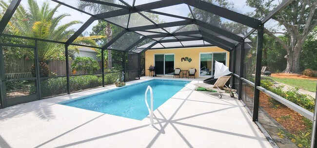 Foto del edificio - Beautiful Pool Cabana Fully Furnished- Tur...