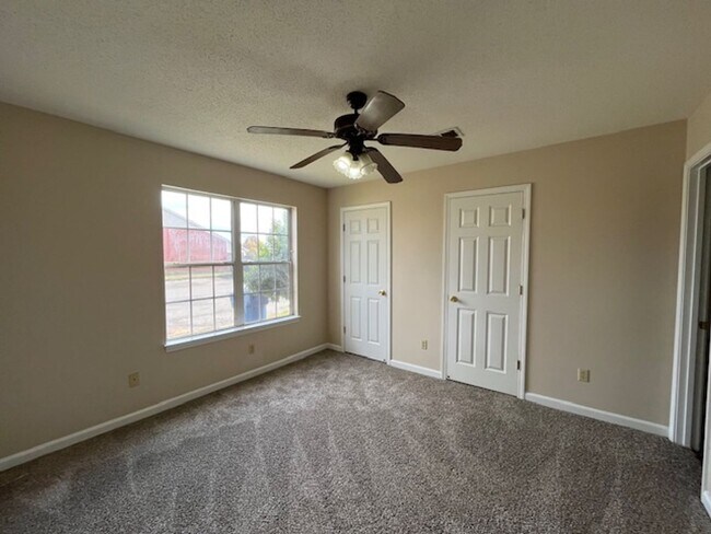 Building Photo - Renovated 3 Bedroom 3 Bath Townhome for Rent!