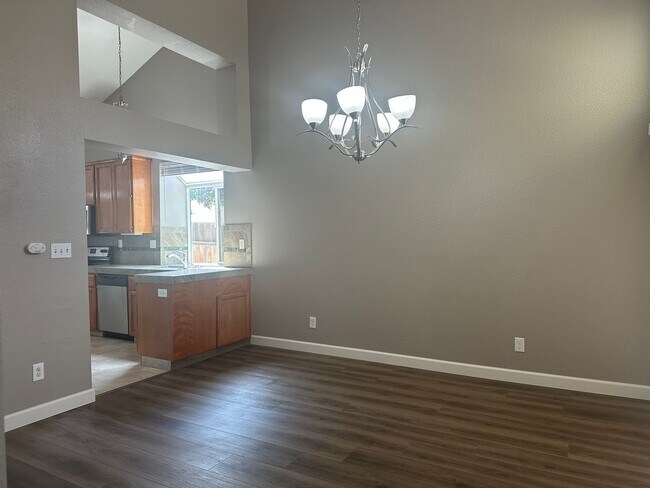 Building Photo - Completely remodeled home near Mountain Vi...