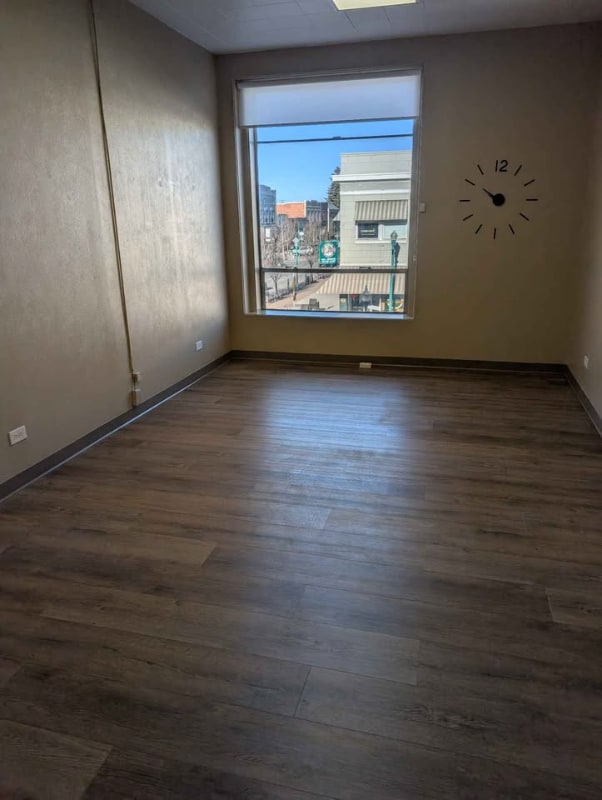 Building Photo - 112 Shoshone St E