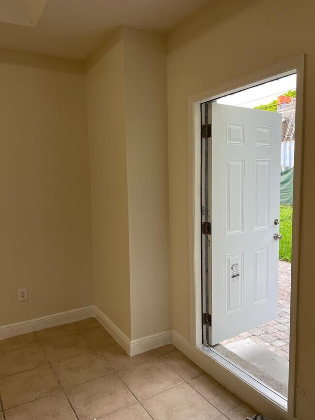 Foto del edificio - 2739 NW 9th Plz