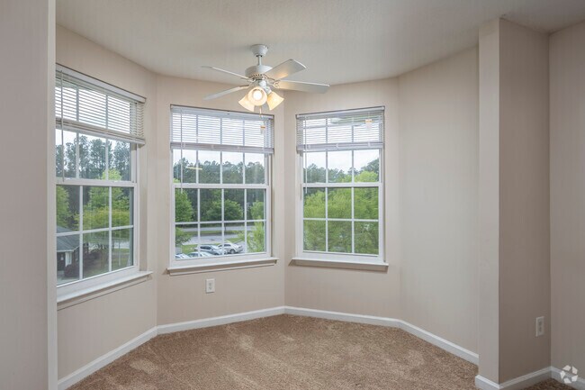 2 habitaciones, 2 baños - 950 pies cuadrados - Sala de estar - Regent Park Apartments