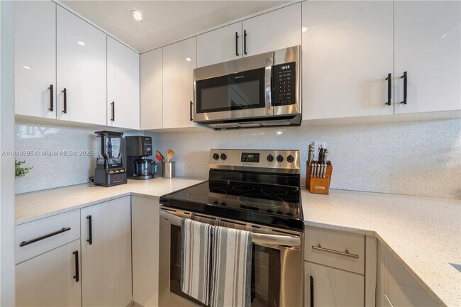 Building Photo - 540 Brickell Key Dr