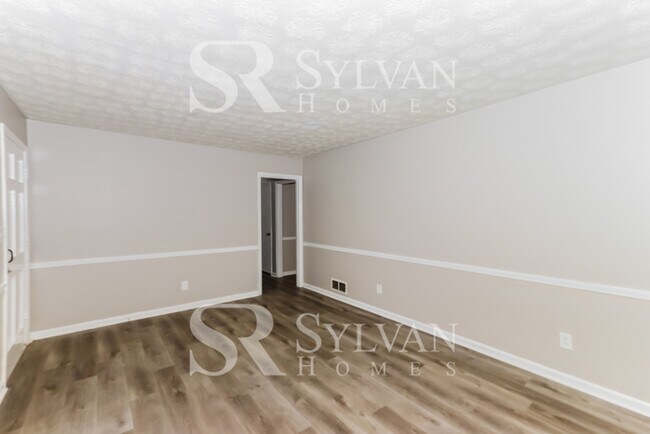 Building Photo - Your dream home awaits