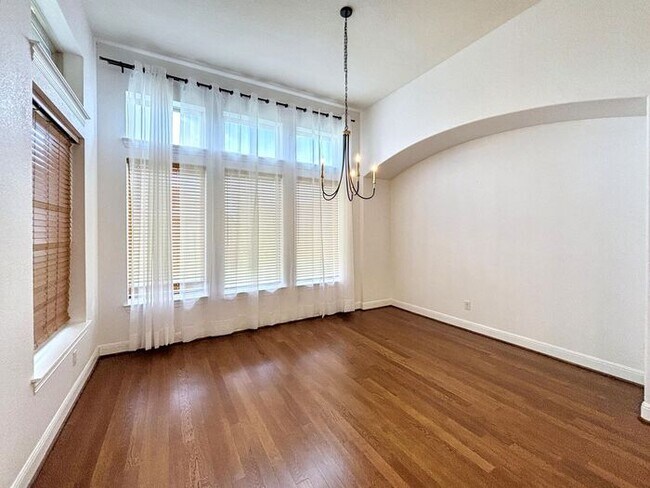 Foto del edificio - Spacious & Stylish 4-Bedroom Home with Mod...