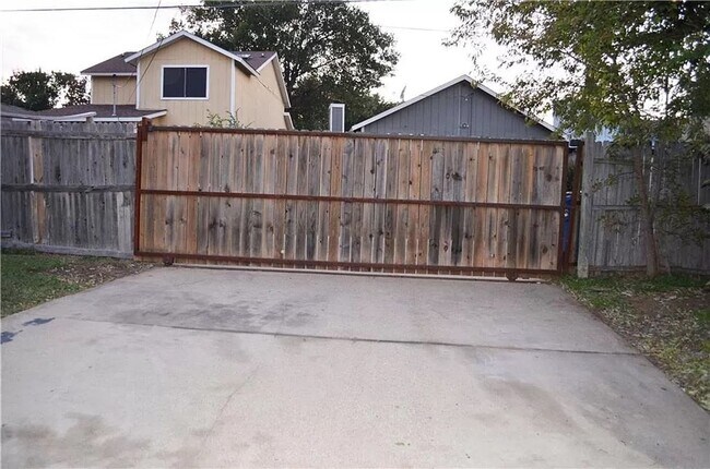 Building Photo - An unbeatable location that offers both co...