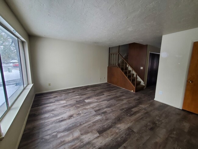 Building Photo - 392 S Saturn Ave