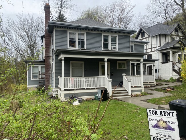 Building Photo - 130 University Ave
