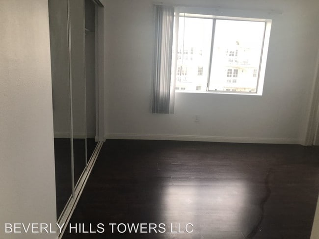 Building Photo - 125 N Doheny Dr