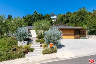 Building Photo - 9258 Swallow Dr