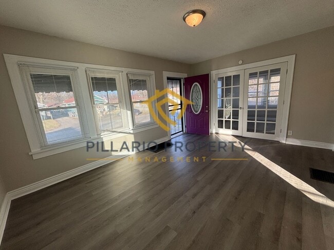 Building Photo - Spacious & Updated 2 Bedroom Home Near Southeast Indy Available NOW!