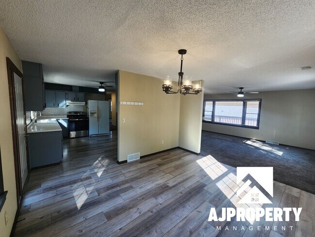 Building Photo - 1013 S Sherman Ave