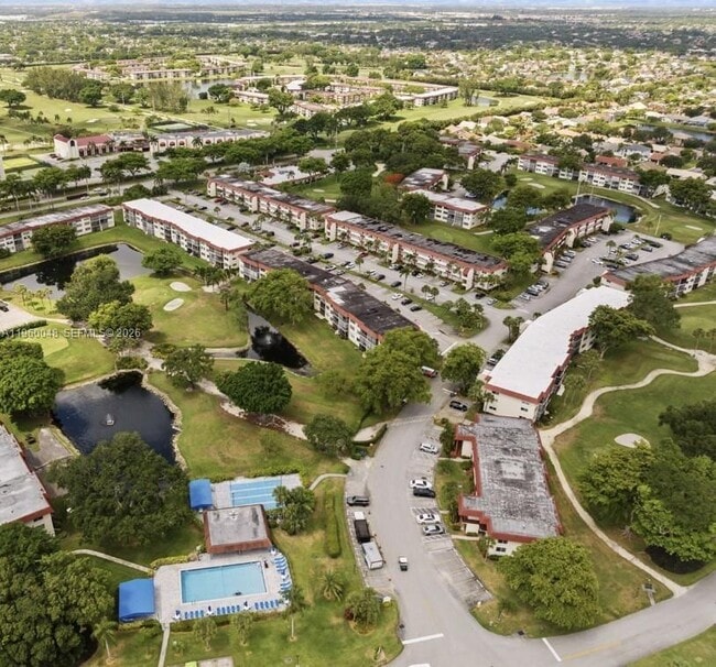 Building Photo - 300 S Hollybrook Dr