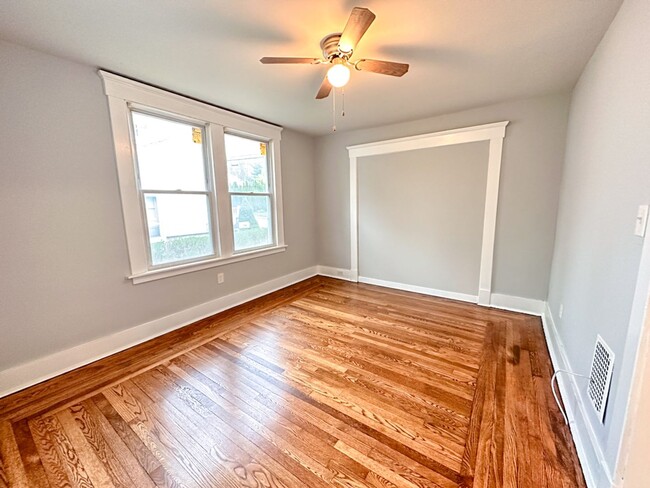 Building Photo - Lovely 3-bed Single Family Home in Hamden! Gorgeous Hardwood Floors throughout!