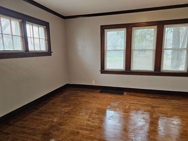 Building Photo - 1 Bedroom House Wisconsin Rapids