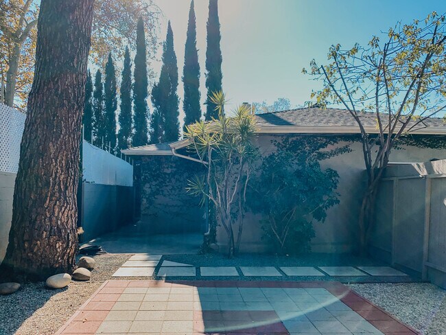 Building Photo - 6727 1/2 Orion Ave